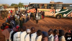 Des passagers embarquent dans un bus pour Nairobi près de la frontière kéyane en Somalie, le 8 décembre 2014. (Photo d'illustration)