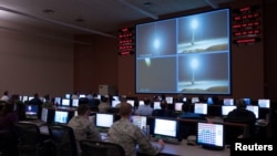 지난 2015년 3월 미국 캘리포니아주 반덴버그 공군기지 통제실에서 미 공군 576 비행시험대대 요원들이 미니트맨III 대륙간탄도미사일 시험발사 과정을 지켜보고 있다.