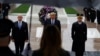 Presiden AS Donald Trump (tengah) dalam upacara peringatan hari Veteran di Arlington, Virginia hari Rabu (11/11). 