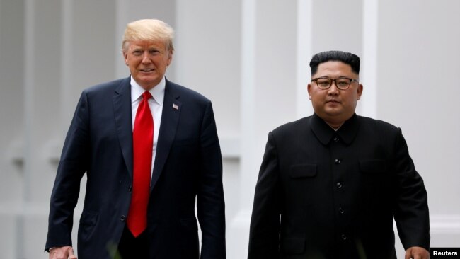 Tổng thống Mỹ Donald Trump và Lãnh tụ Triều Tiên Kim Jong Un gặp nhau tại Singapore, tháng 6/2018.