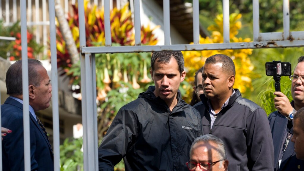 Lãnh đạo đối lập Venezuela Juan Guaido đứng cạnh cổng nhà của một trong những phụ tá thân cận của ông, luật sư Roberto Marrero, ở Caracas, Venezuela, ngày 21 tháng 3, 2019.