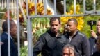 Lãnh đạo đối lập Venezuela Juan Guaido đứng cạnh cổng nhà của một trong những phụ tá thân cận của ông, luật sư Roberto Marrero, ở Caracas, Venezuela, ngày 21 tháng 3, 2019.