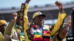 ARCHIVES - Le président du Zimbabwe, Emmerson Mnangagwa, en pleine campagne pour la présidentielle, à Harare, le 28 juillet 2018.