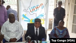 Felix Tshisekedi, (Ibubamfu) na Jean-Marc Kabund (Hagati), mu kiganiro n'abamenyeshamakuru ku cicaro ca UDPS, Limete, Kinshasa, itariki 28 z'ukwezi kwa 10, 2016.