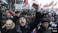 Puluhan ribu warga meneriakkan slogan-slogan anti Putin dalam protes massal atas kecurangan pemilu di Moskow (10/12).