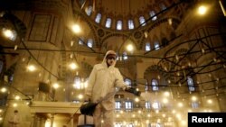 Masjidka Fatih ee Istanbul oo laga baabi'inayo Coronavirus 