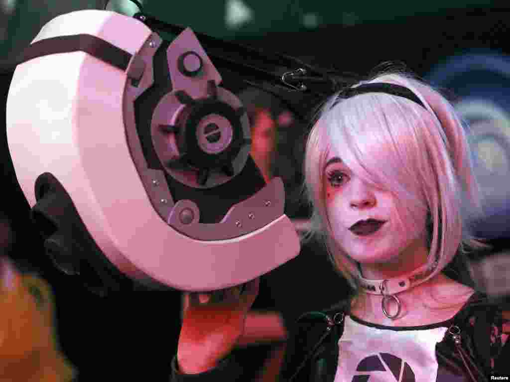 Marlee Zabriskie, dressed as a character from the game &quot;Portal&quot;, attends the 2014 Electronic Entertainment Expo, known as E3, in Los Angeles, California, June 11, 2014.