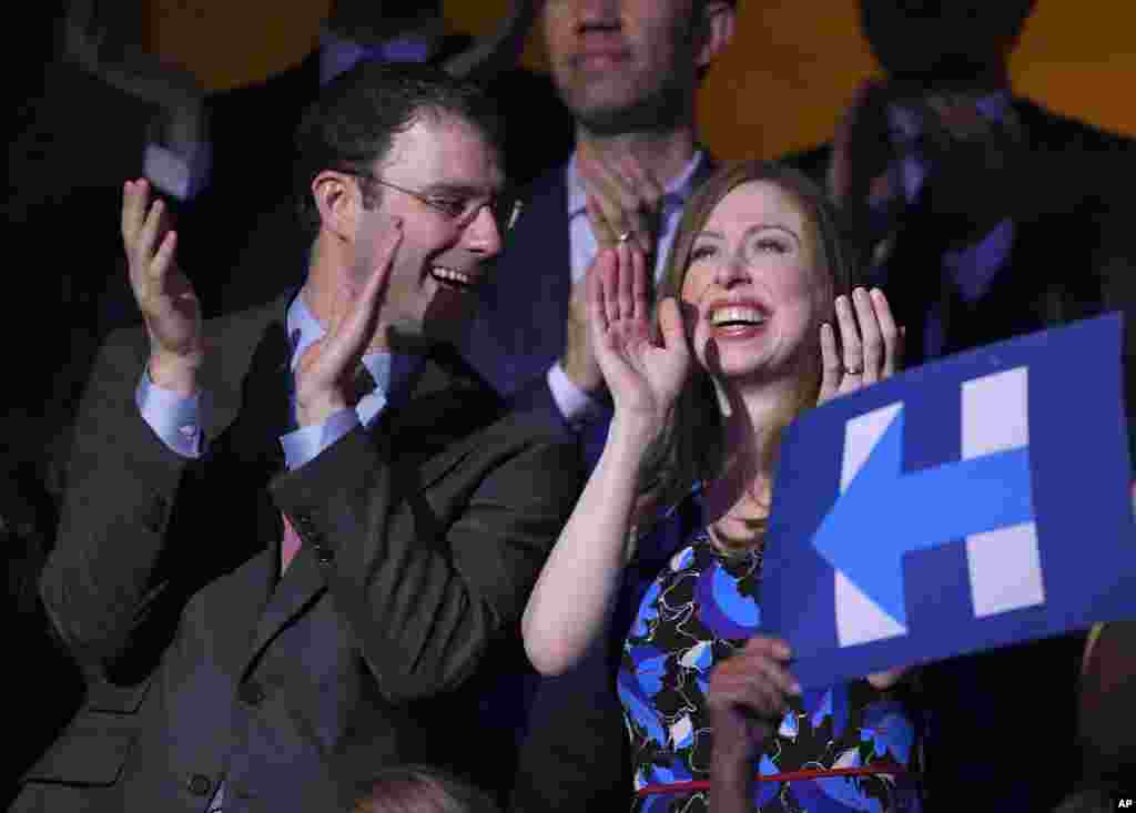 Hillari Klinton və Bill Klintonun qızı Çelsi Klinton həyat yoldaşı ilə birlikdə Demokrat partiyasının qurultayında