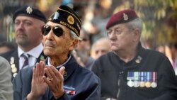 11일, 뉴욕에서 열린 '베테런스데이' 기념 행사에 참석한 재향 군인들이 트럼프 대통령의 연설을 들으며 박수 치고 있다.