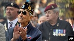 Veteranos de guerra Estados Unidos escuchan el discurso que el presidente Trump dirigió en la ciudad de Nueva York previo al desfile que realiza la ciudad en honor a ellos.