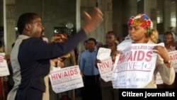 Le pasteur évangéliste nigérian TB Joshua, priant pour des malades