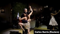 Le président américain Barack Obama esquisse quelques pas de tango en Argentine le 23 mars 2016.