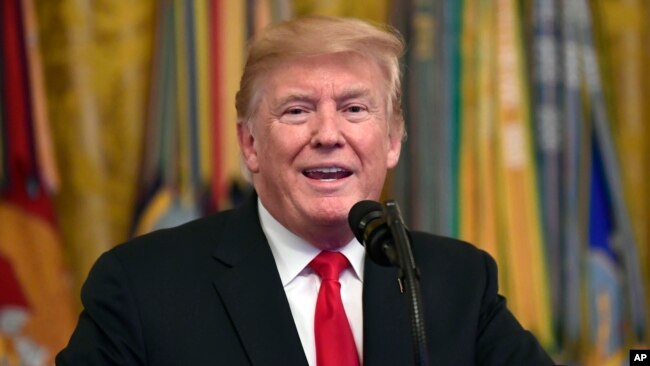 美国总统特朗普在白宫东室国会荣誉勋章协会招待会上讲话。(2018年9月12日)