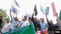 FILE PHOTO - Ath Thun, president of the Coalition of Cambodian Apparel Workers’ Democratic Union and labor union groups rally for better labor law and working condition, Phnom Penh, Cambodia, May 1, 2017. (Khan Sokummono/VOA Khmer)