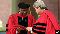 Denis Mukwege se voit remettre un diplôme honorifique par le vice-président et secrétaire de l'Université Harvard, Marc Goodheart, à droite, lors d'exercices d'initiation à Harvard, Cambridge, Massachusetts., le 28 mai 2015.