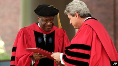 Denis Mukwege se voit remettre un diplôme honorifique par le vice-président et secrétaire de l'Université Harvard, Marc Goodheart, à droite, lors d'exercices d'initiation à Harvard, Cambridge, Massachusetts., le 28 mai 2015.