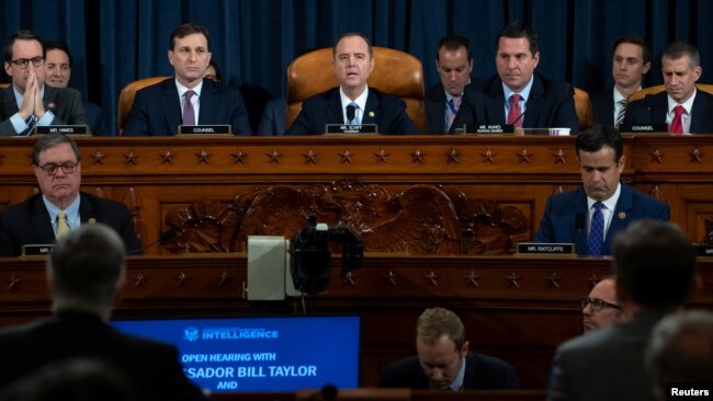 众议院情报委员会主席希夫（中）在国会上举行的首场针对特朗普总统的公开弹劾调查听证会上做开场发言。（2019年11月13日）