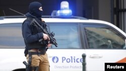 A Belgian special forces police officer stands guard outside a courthouse as Paris attacks suspect Salah Abdelslam remains in police custody, in Brussels, Belgium, April 7, 2016. 