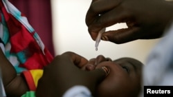 Tiêm chủng vắc xin bại liệt cho một em bé tại một trung tâm y tế ở Maiduguri, bang Borno, Nigeria. (Ảnh tư liệu)