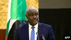 Le président de la Commission de l'Union africaine, Moussa Faki Mahamat, assiste à la signature d'un accord de paix entre le gouvernement de la République centrafricaine et 14 groupes armés à Khartoum, Soudan, le 5 février 2019. (Photo by ASHRAF SHAZLY / AFP)