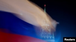 Bendera Rusia berkibar di atas Menara Spasskaya Kremlin, Moskow, Rusia, 27 Februari 2019. (Foto: dok).