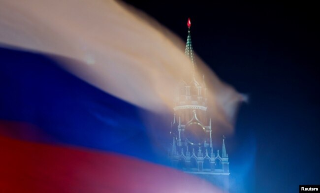 Bendera Rusia berkibar di depan Menara Spasskaya Kremlin Moskow, Rusia, 27 Februari 2019. (Foto: REUTERS/Maxim Shemetov)