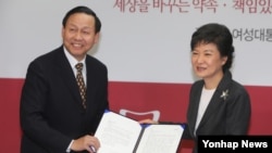 20일 새누리당 당사에서 장신썬 주한 중국대사로부터 후진타오 주석의 축하 친서를 전달받는 박근혜 대통령 당선인.