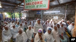 Anggota komunitas Yahudi Ethiopia berunjuk rasa di Sinagoge di Addis Ababa, memprotes keputusan pemerintah Israel untuk tidak mengizinkan mereka beremigrasi ke Israel, 19 November 2018.