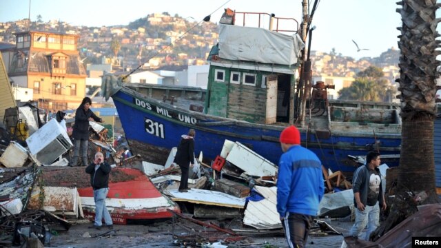 Los afectados por el terremoto en Chile recuperan objetos de las casas destruidas, mientras inician un larga reconstrucción.