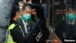 香港壹傳媒創辦人黎智英前去乘坐監獄麵包車準備離開終審法庭。（2021年2月1日）