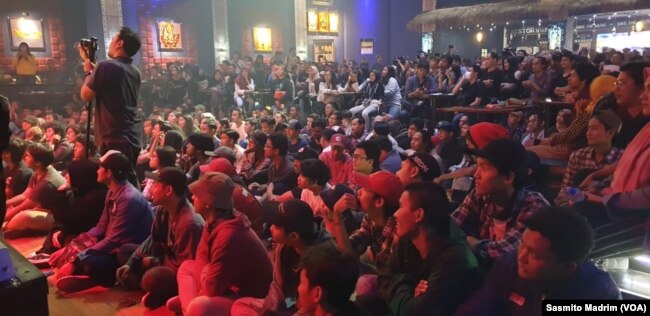 Sekitar 200 pengunjung memadati ruangan konser di Toba Tabo Cafe, Jakarta, Sabtu, 6 April 2019. (Foto: VOA/Sasmito Madrim)