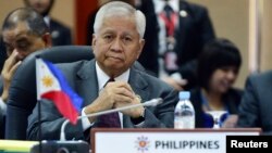 The Philippines' Secretary of Foreign Affairs Albert del Rosario is seen at a meeting in Bandar Seri Begawan in this July 1, 2013, file photo.