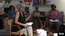 Miriam Jiménez Román, Executive Director of the Afro-Latin@ Forum, speaks with Census Bureau representatives and community organizers in New York, Aug. 10, 2016. (Photo: R. Taylor / VOA)