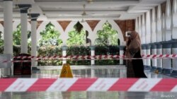 A woman wearing a protective mask walks at a mosque following the outbreak of coronavirus, in Kuala Lumpur, Malaysia March 16, 2020. REUTERS/Lim Huey Teng