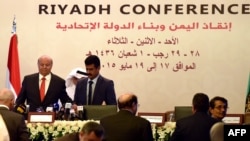 Yemen's President Abd Rabbuh Mansur Hadi (L) attends the opening of "Riyadh Conference for Saving Yemen and Building Federal State" in the Saudi capital Riyadh, on May 17, 2015. 