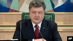 Presiden Ukraina Petro Poroshenko memberikan keterangan pers mengenai rencana referendum desentralisasi, di Kyiv hari Senin (6/4).