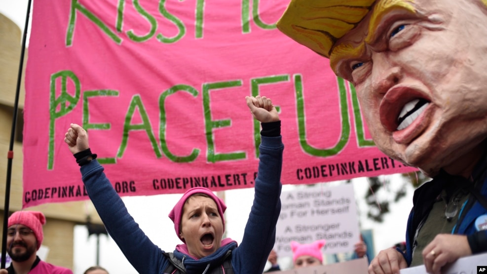 Một phụ nữ trong cuộc tuần hành ở Washington ngày 21/1/2017. 