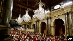 A general view during a plenary session at the Parliament of Catalonia in Barcelona, Spain, Wednesday, Sept. 6, 2017. Catalan lawmakers are voting on a bill that will allow regional authorities to officially call an Oct. 1 referendum on a split from Spain, making concrete a years-long defiance of central authorities, who see the vote as illegal. 