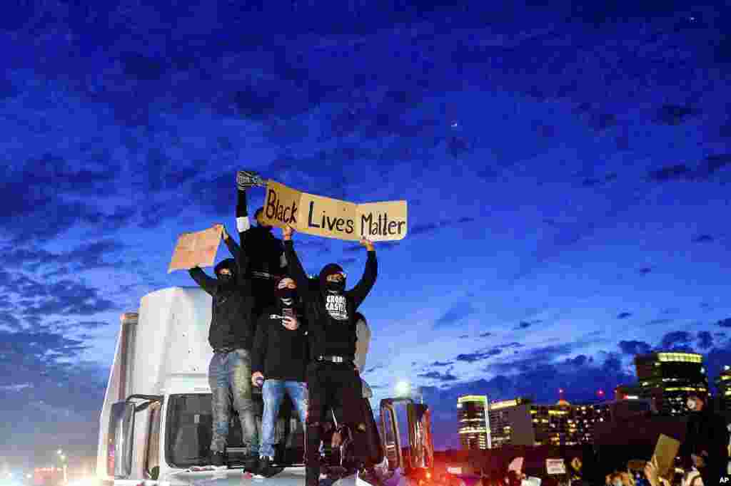 معترضان در شهر اوکلند آمریکا جمعه شب یک بزرگراه را بستند و به مرگ جورج فلوید اعتراض کردند.&nbsp;