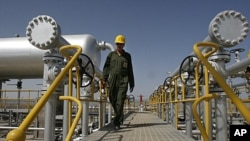 Iranian oil technician Majid Afshari makes his way at the oil separator facilities in Azadegan oil field, near Ahvaz, Iran, (File).