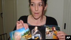 Giovanna Piazza, cuñada de Giovanni Lo Porto, el rehén italiano muerto en el ataque contra al-Qaeda muestra fotos familiares.