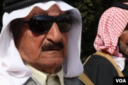 „Borbe će privremeno prestati.“, kaže Humajdi Daham al-Hadi, prominentni plemenski vođa i lider provincije u okviru poliautonomne kurdske regije u Siriji. „Ali negativni uticaj će se nastaviti godinama." 2. mart 2019. Tel Alo, Sirija (H. Murdock/VOA)
