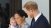 Le prince Harry et Meghan, duchesse du Sussex, tenant leur fils Archie, au Cap, en Afrique du Sud, le 25 septembre 2019.