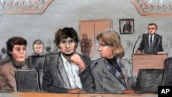 Mchoro wa picha ya Dzhokhar Tsarnaev (C) akiwa na wanasheria Miriam Conrad (L) na Judy Clarke (R) wakati kesi ikiendelea.