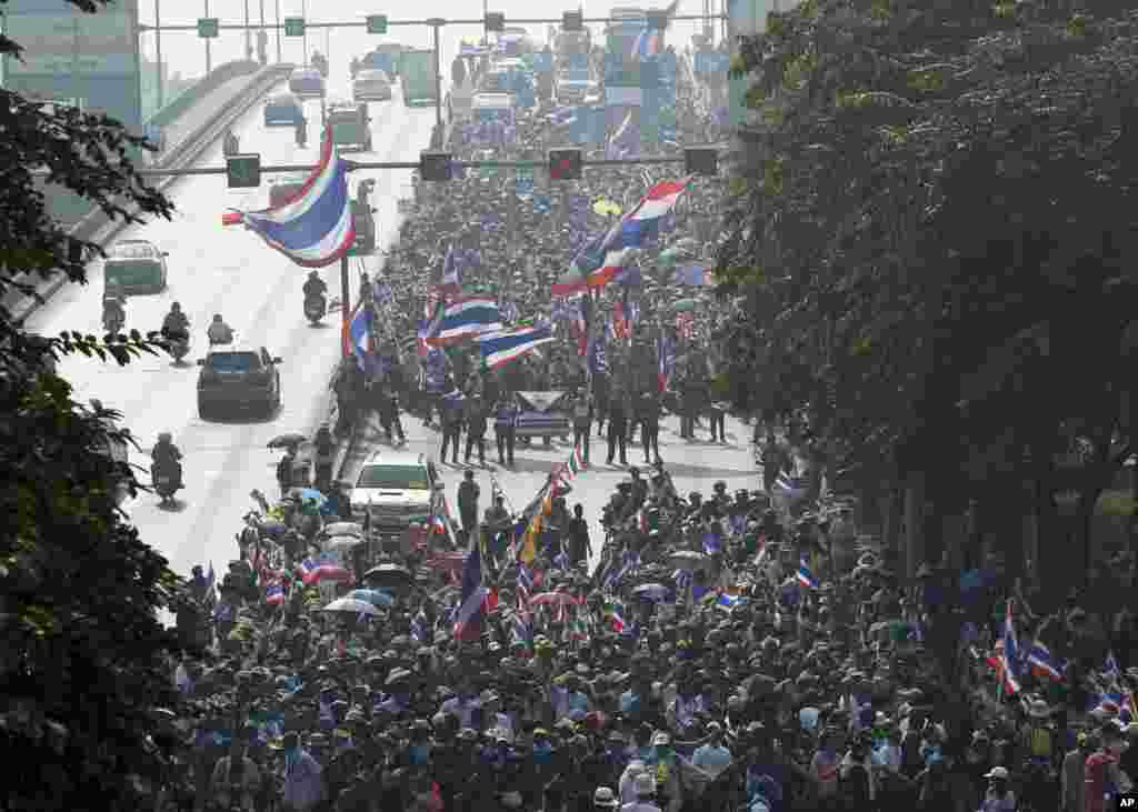 Anti-government protesters make their way across the Pin Klao Bridge over the Chao Phraya River in Bangkok, Jan. 7, 2014.