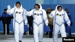 Anggota ekspedisi Stasiun Antariksa Internasional 54/55, kosmonot Roscosmos Anton Shkaplerov, tengah, astronot NASA Scott Tingle, kanan, dan Norishige Kanai, kiri dari Badan Eksplorasi Antariksa Jepang sebelum perjalanan mereka, di Kazakhstan, 17 Desember 2017.