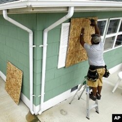 纽约州居民在做防风暴工作