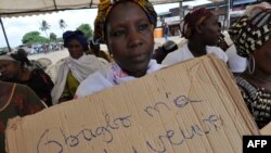 "Gbagbo tornou-me viúva", manifestante que perdeu o marido na crise pós-eleitoral, na Costa do Marfim. (Foto de arquivo)