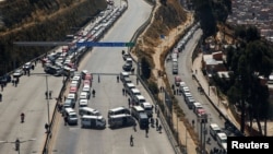 Blocage routier imposé par les partisans de l'ancien président bolivien Evo Morales pour protester contre le nouveau report des élections en raison de l'épidémie de Covid-19, à El Alto, le 10 août 2020. (REUTERS/David Mercado)