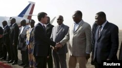 Le Premier ministre français Manuel Valls à sa descente d'avion à Ouagadougou, le 20 février 2016. 